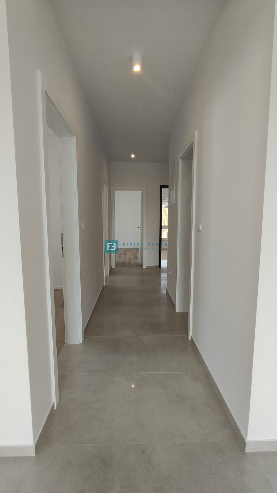 VODICE, novogradnja, 300 m od plaže, pritličje, vrt 134 m2