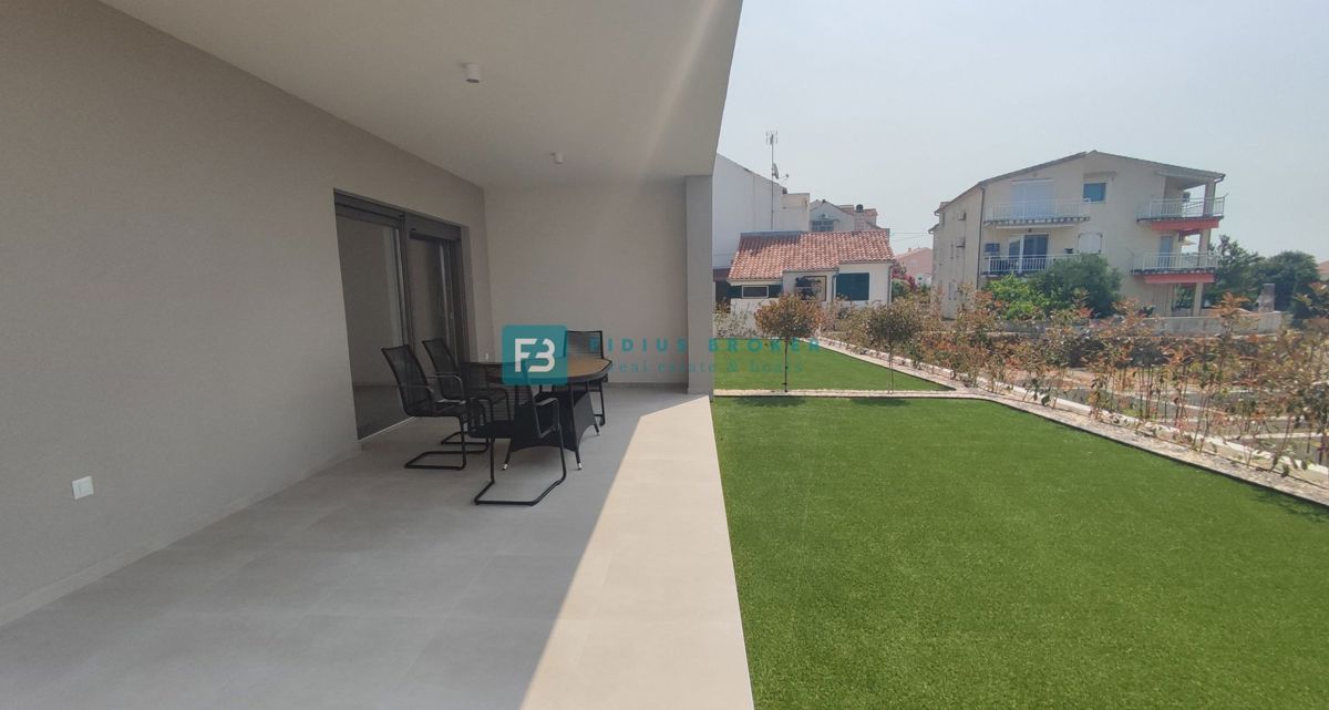 VODICE, novogradnja, 300 m od plaže, pritličje, vrt 134 m2