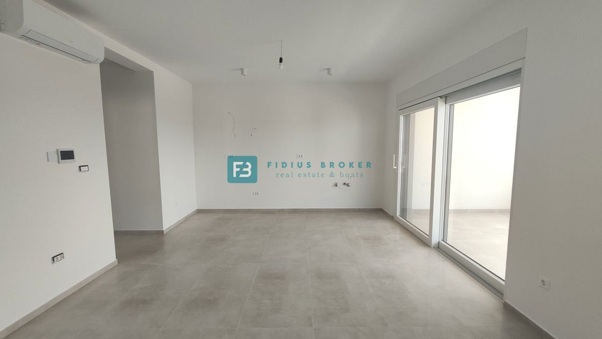 VODICE, novogradnja, 300 m od plaže, pritličje, vrt 134 m2