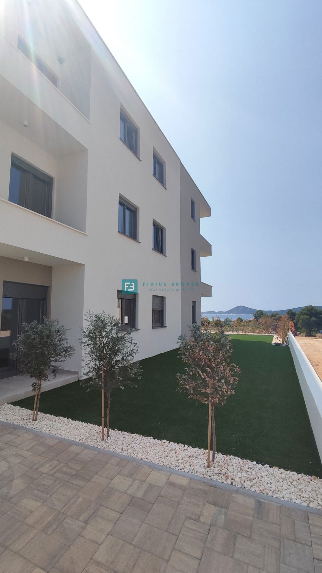VODICE, novogradnja, 300 m od plaže, pritličje, vrt 134 m2