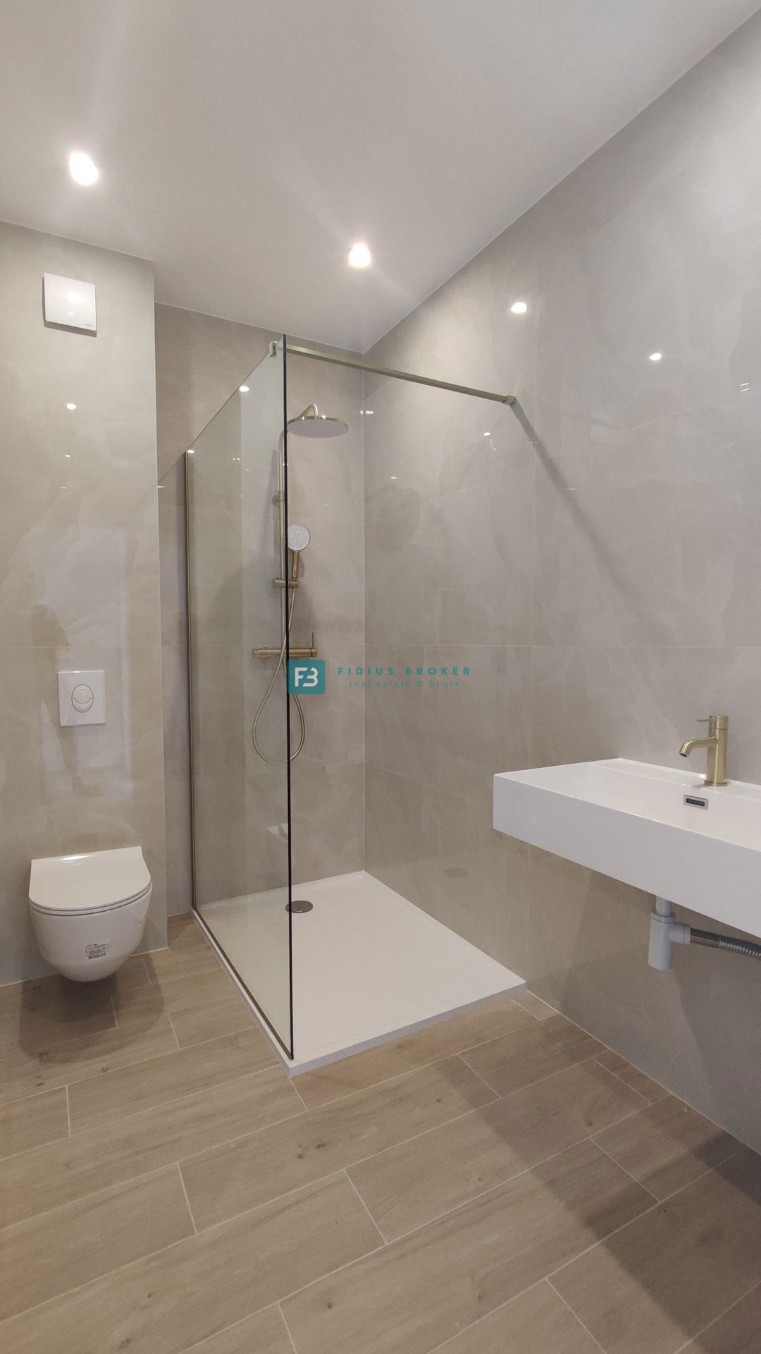 VODICE, novogradnja, 300 m od plaže, pritličje, vrt 134 m2