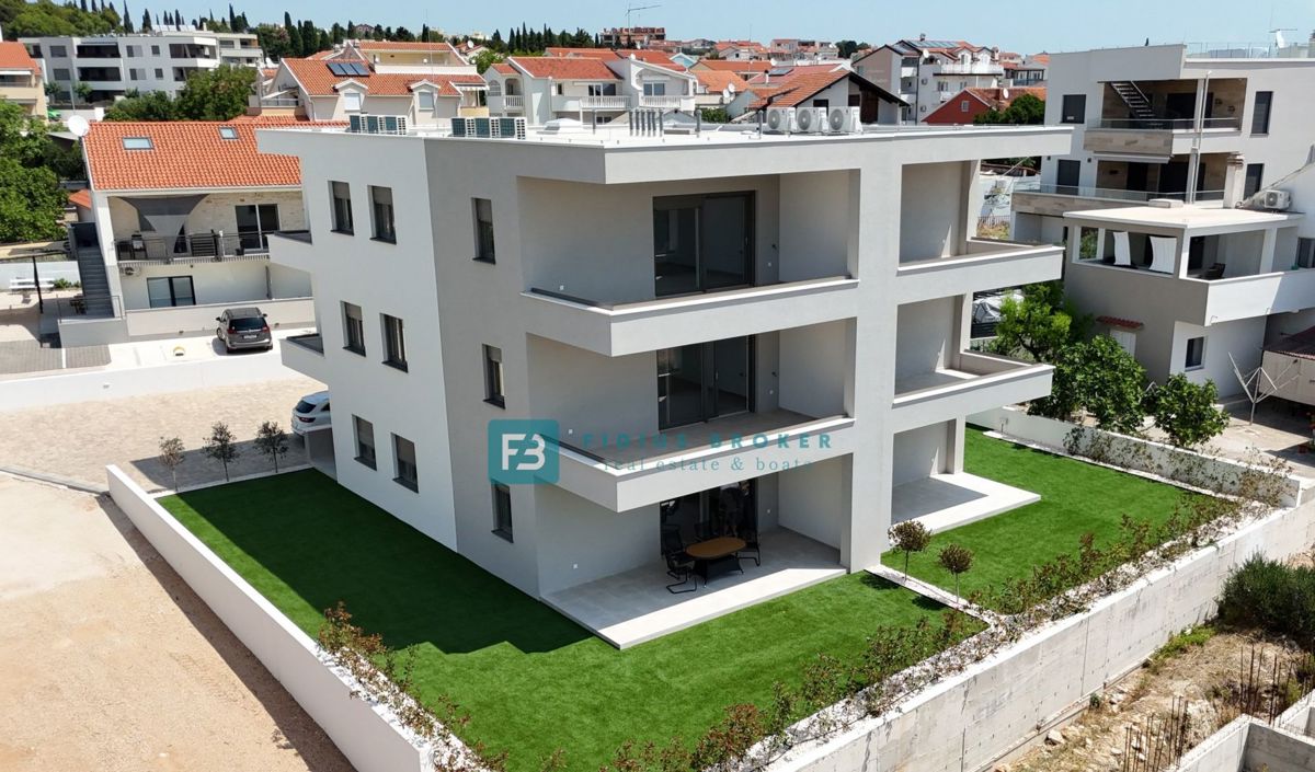 VODICE, novogradnja, 300 m od plaže, pritličje, vrt 134 m2
