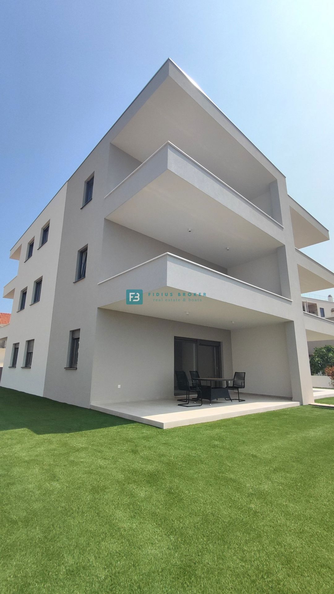 VODICE, novogradnja, 300 m od plaže, pritličje, vrt 134 m2