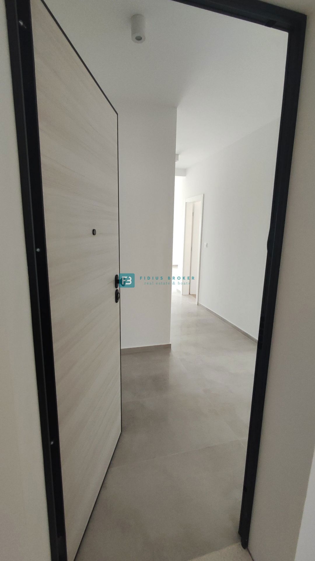 VODICE, novogradnja, 300 m od plaže, pritličje, vrt 134 m2