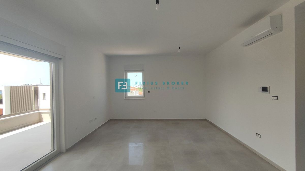 VODICE, novogradnja, 300 m od plaže, pritličje, vrt 134 m2