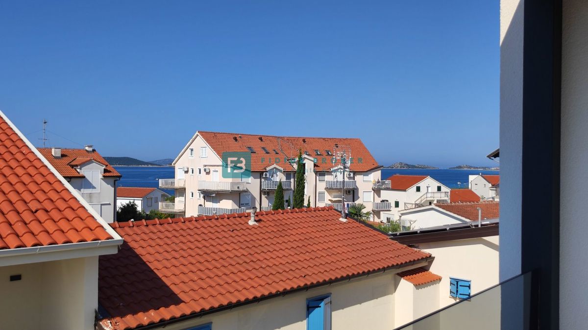 SRIMA, nova, opremljena polsamostojna hiša, 300 m do plaže, pogled na morje