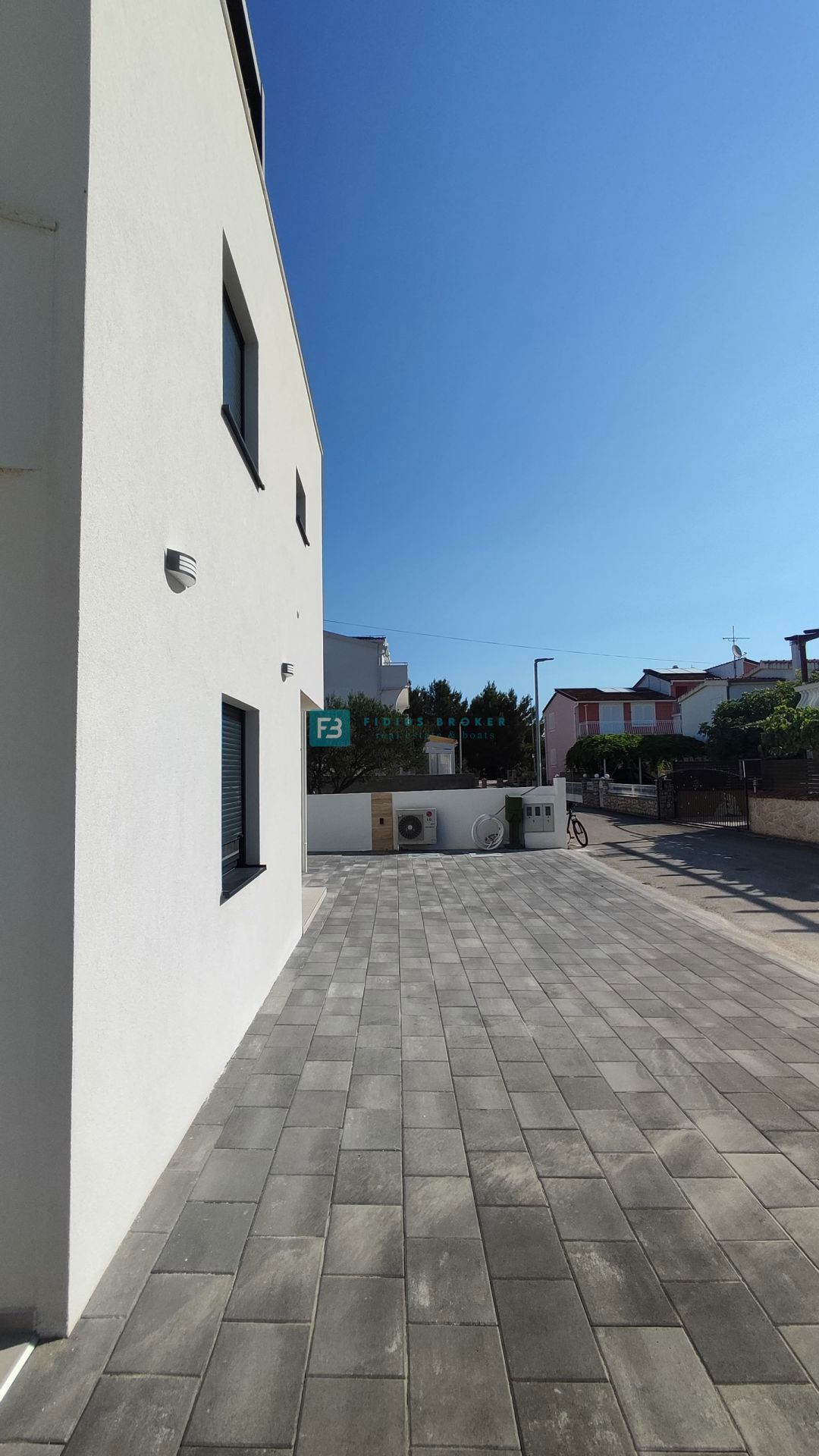 SRIMA, nova, opremljena polsamostojna hiša, 300 m do plaže, pogled na morje