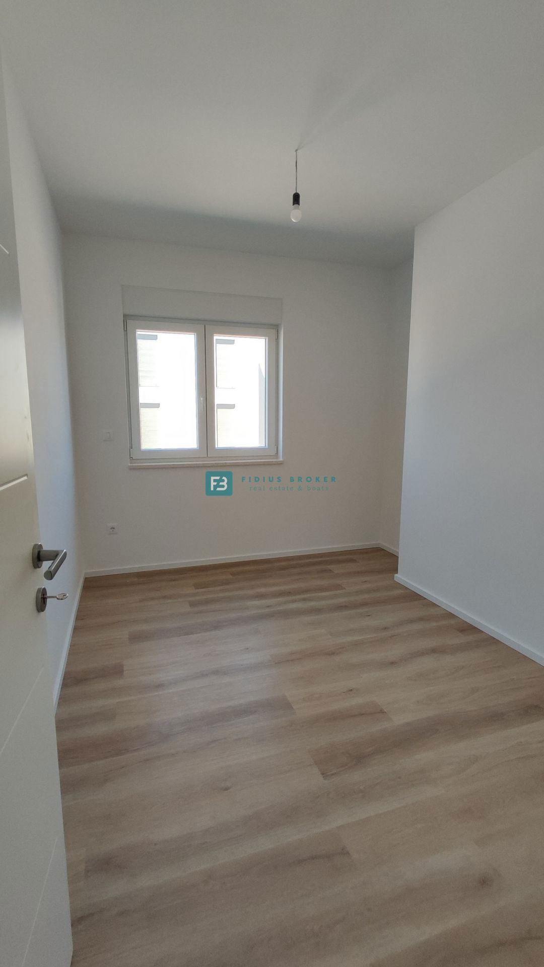 VODICE, novogradnja, 300 m od plaže, pritličje, vrt 121 m2