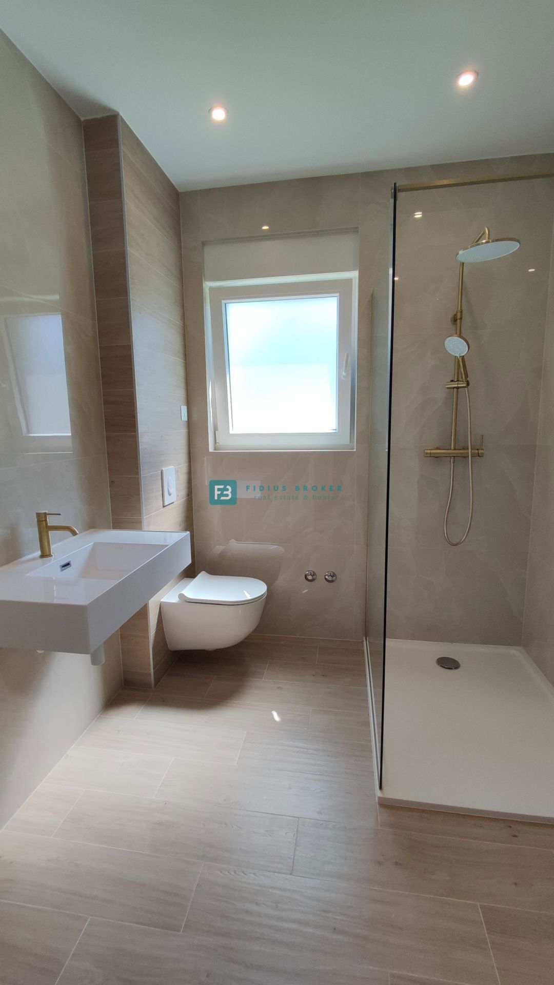 VODICE, novogradnja, 300 m od plaže, pritličje, vrt 121 m2
