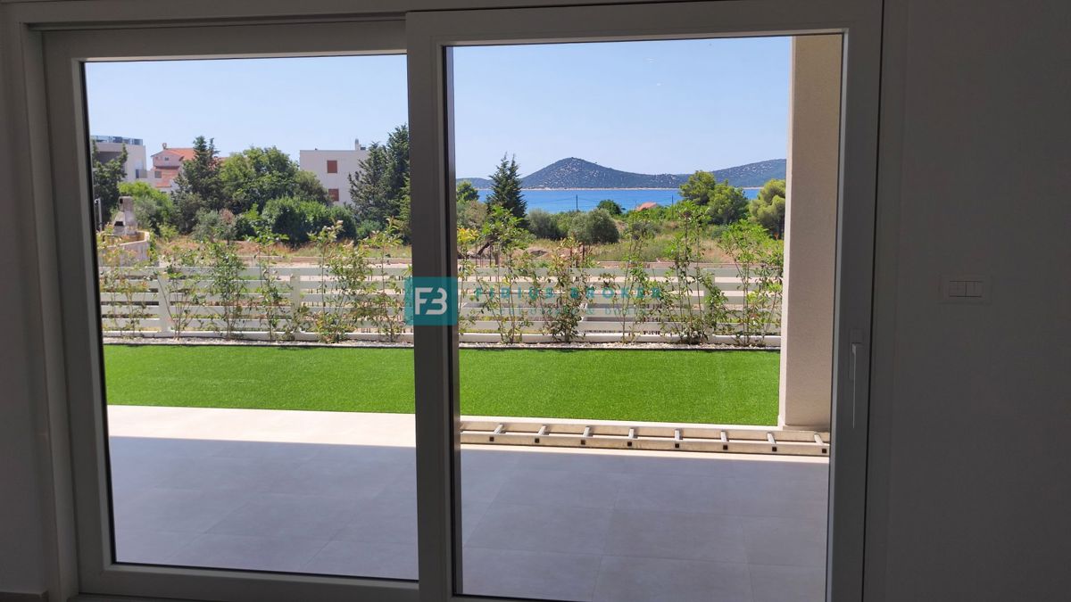 VODICE, novogradnja, 300 m od plaže, pritličje, vrt 121 m2