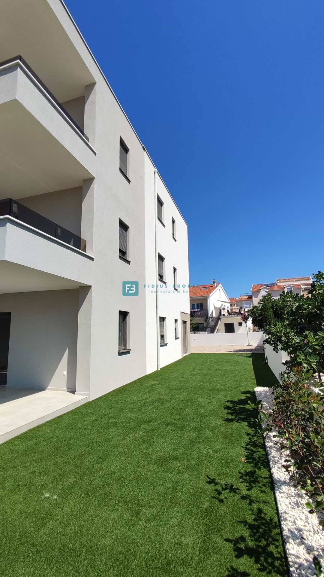VODICE, novogradnja, 300 m od plaže, pritličje, vrt 121 m2