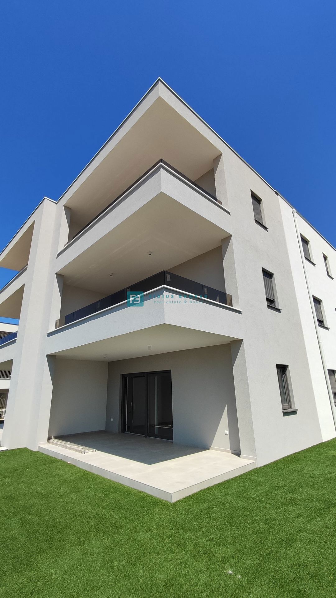 VODICE, novogradnja, 300 m od plaže, pritličje, vrt 121 m2