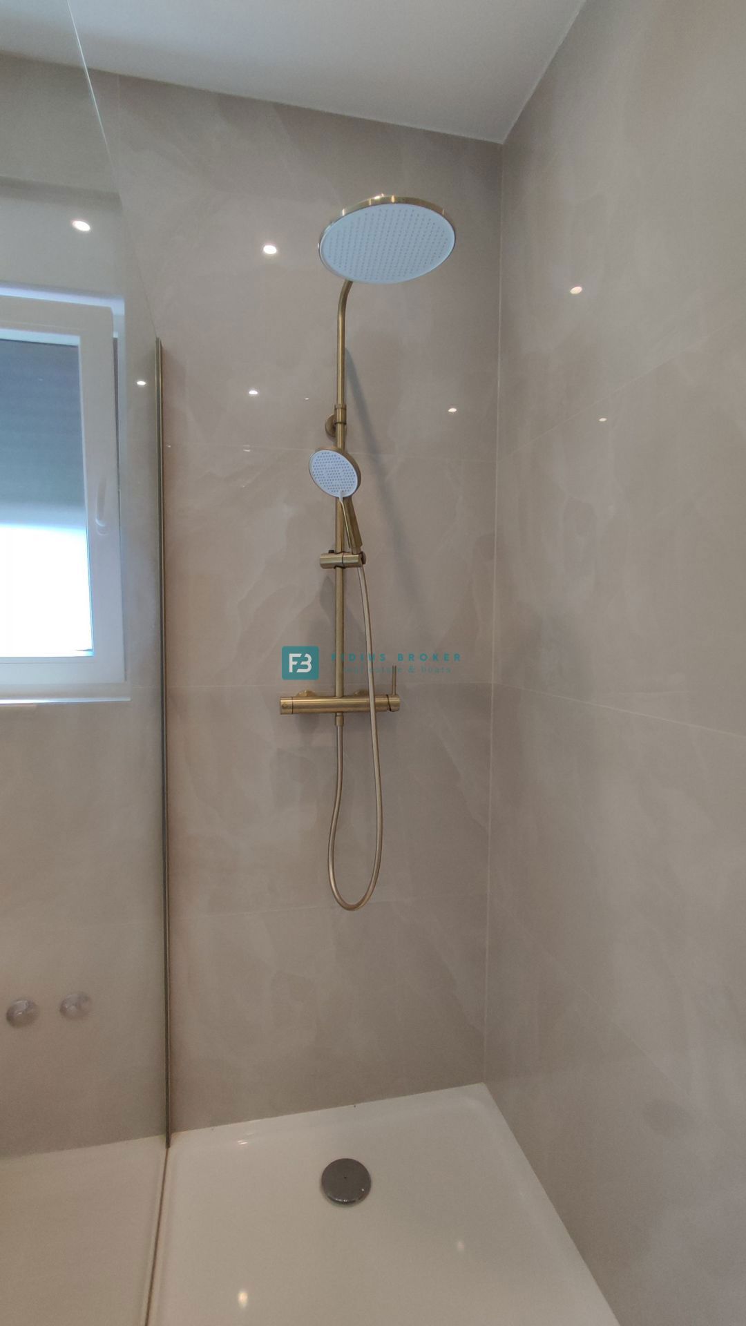 VODICE, novogradnja, 300 m od plaže, pritličje, vrt 121 m2