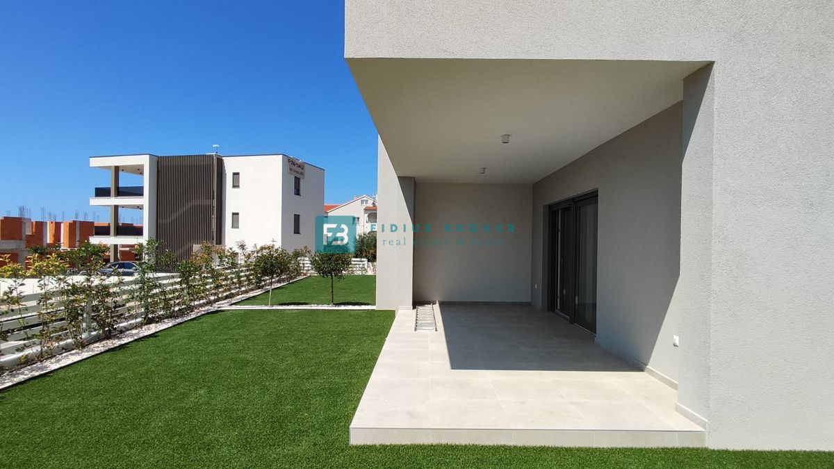 VODICE, novogradnja, 300 m od plaže, pritličje, vrt 121 m2