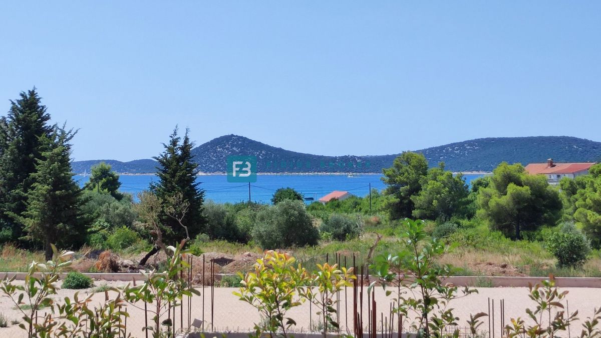 VODICE, novogradnja, 300 m od plaže, pritličje, vrt 121 m2