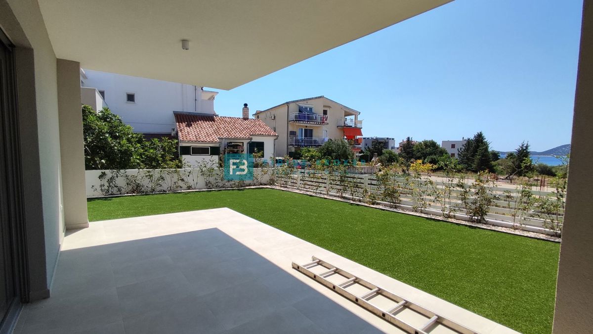 VODICE, novogradnja, 300 m od plaže, pritličje, vrt 121 m2