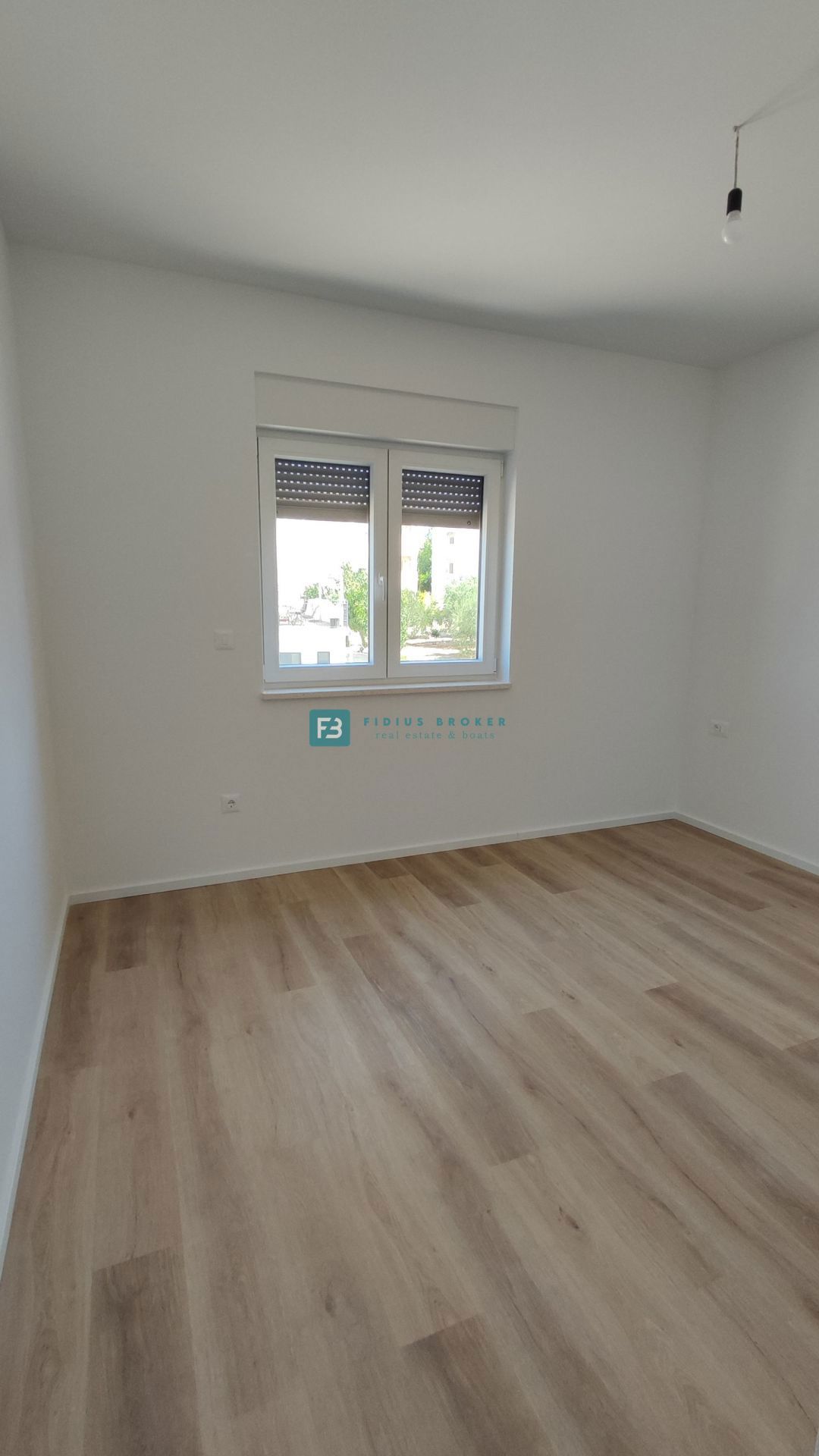 VODICE, novogradnja, 300 m od plaže, pritličje, vrt 121 m2