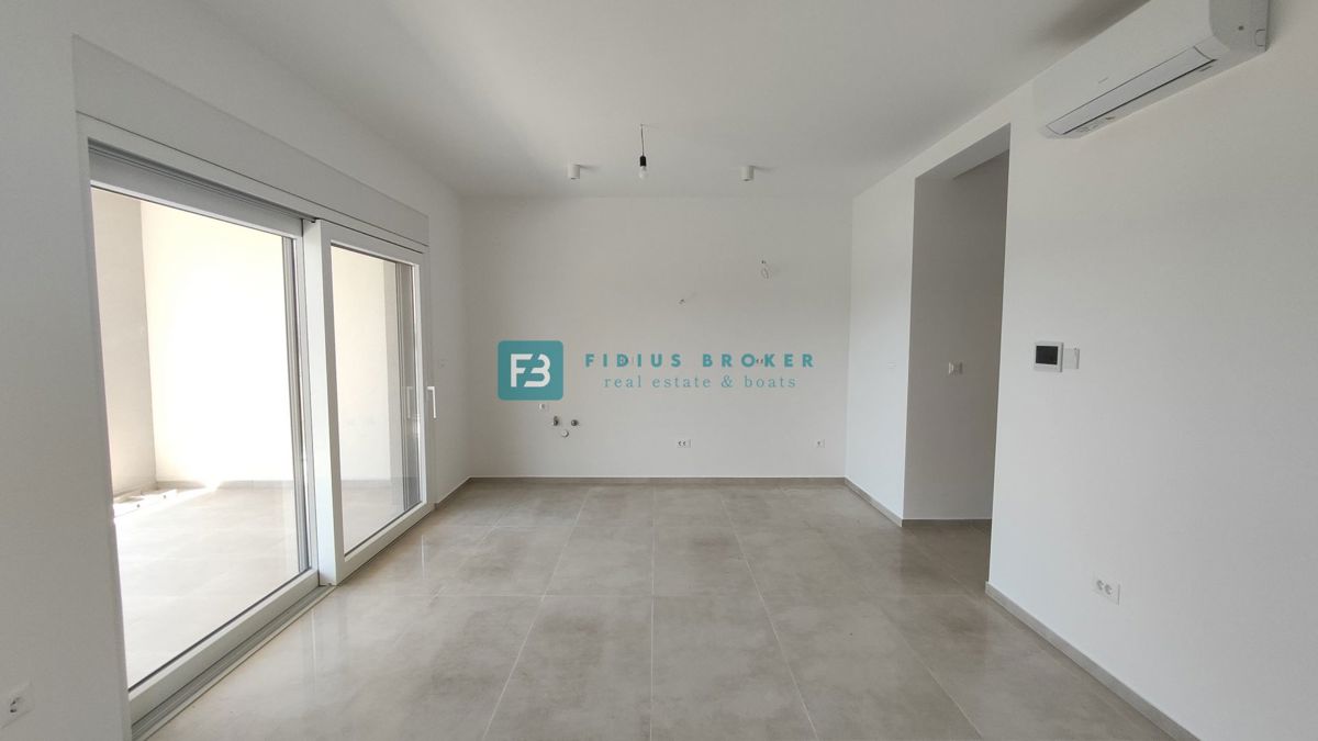 VODICE, novogradnja, 300 m od plaže, pritličje, vrt 121 m2