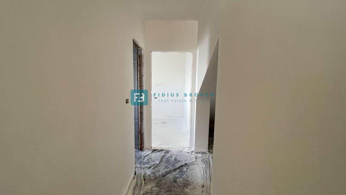 VODICE, novogradnja, pritličje, vrt 50 m2, 650 m do plaže