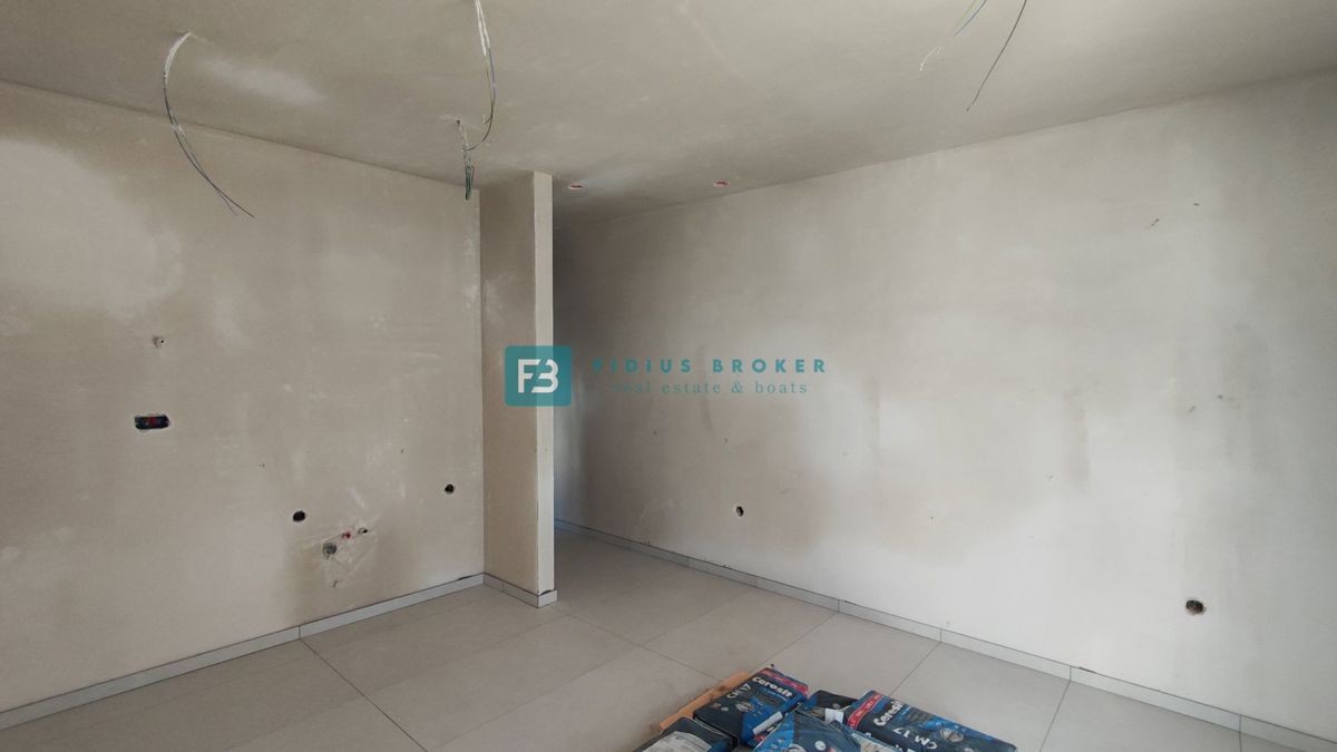 VODICE, novogradnja, pritličje, vrt 50 m2, 650 m do plaže