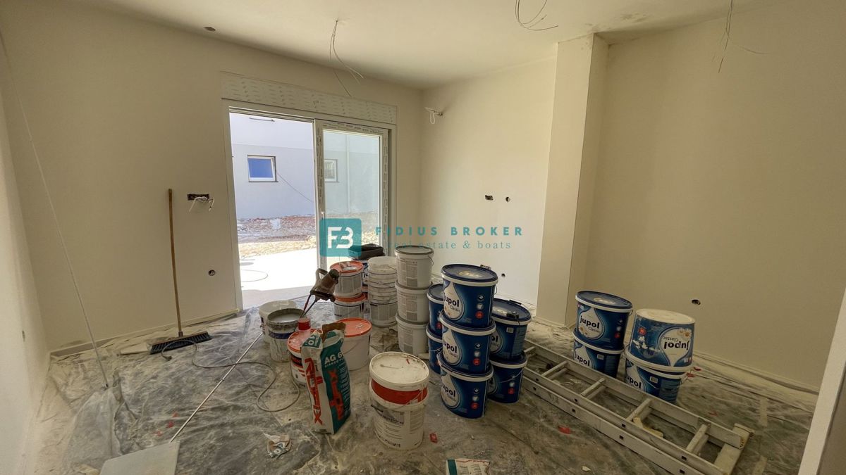 VODICE, novogradnja, pritličje, vrt 50 m2, 650 m do plaže