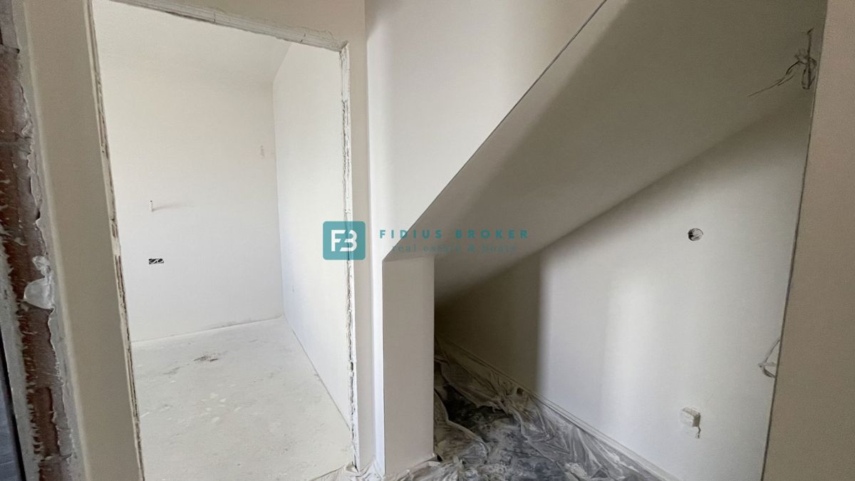 VODICE, novogradnja, pritličje, vrt 50 m2, 650 m do plaže