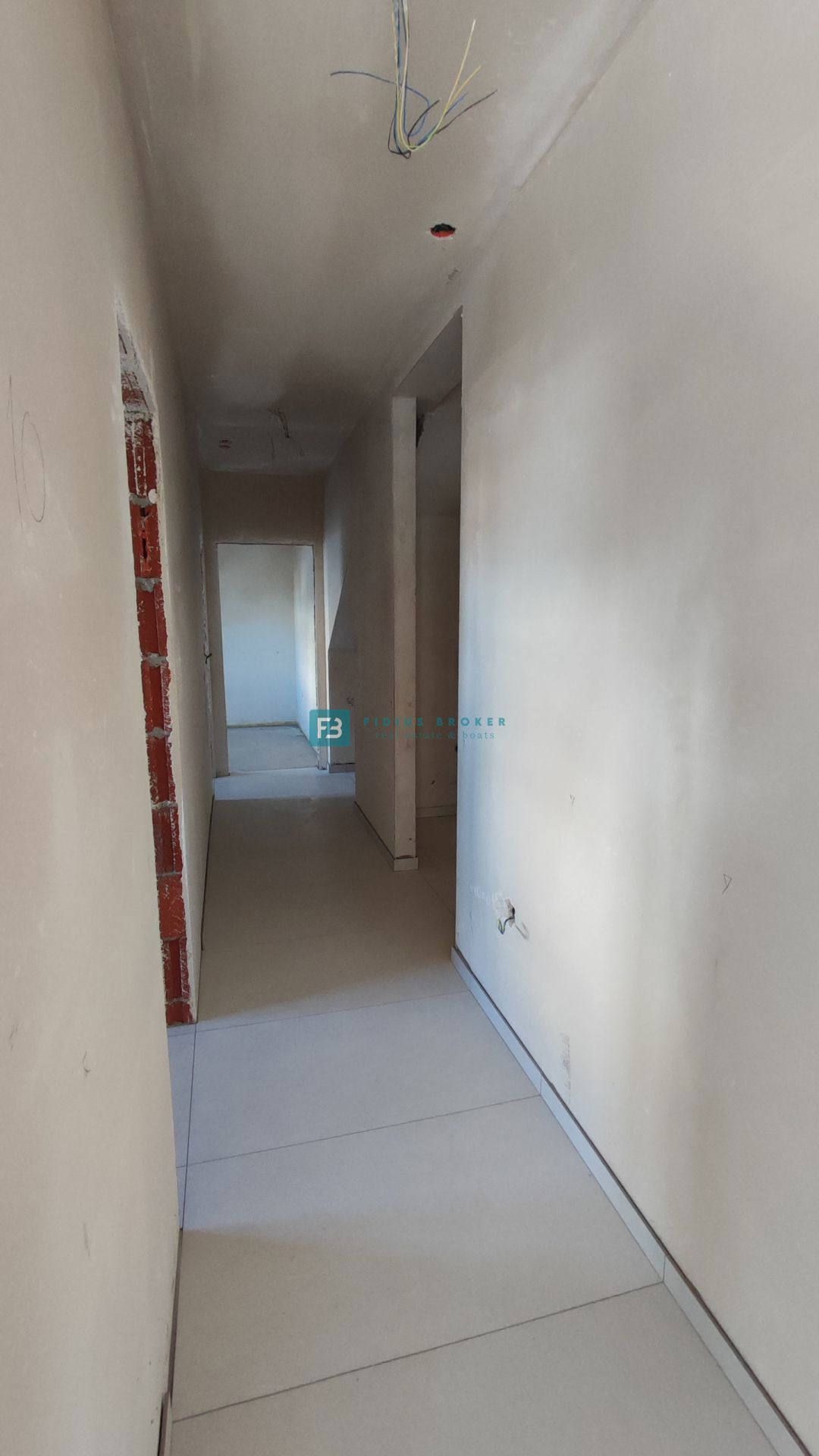 VODICE, novogradnja, pritličje, vrt 50 m2, 650 m do plaže