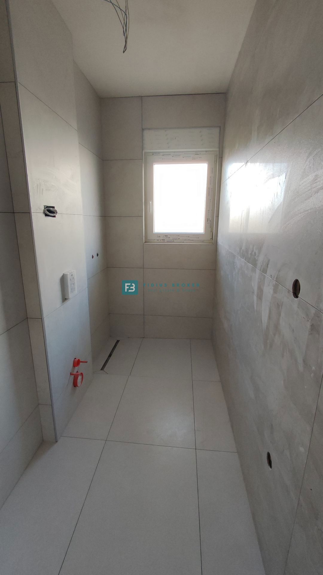 VODICE, novogradnja, pritličje, vrt 50 m2, 650 m do plaže