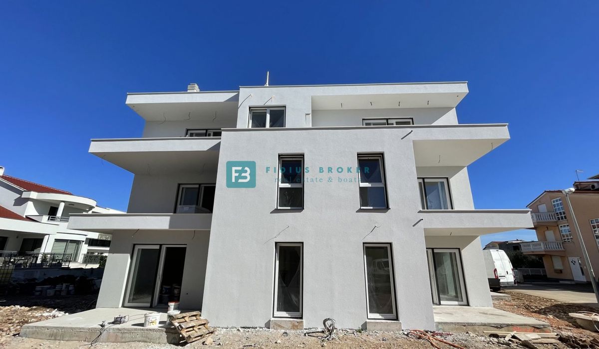 VODICE, novogradnja, pritličje, vrt 50 m2, 650 m do plaže