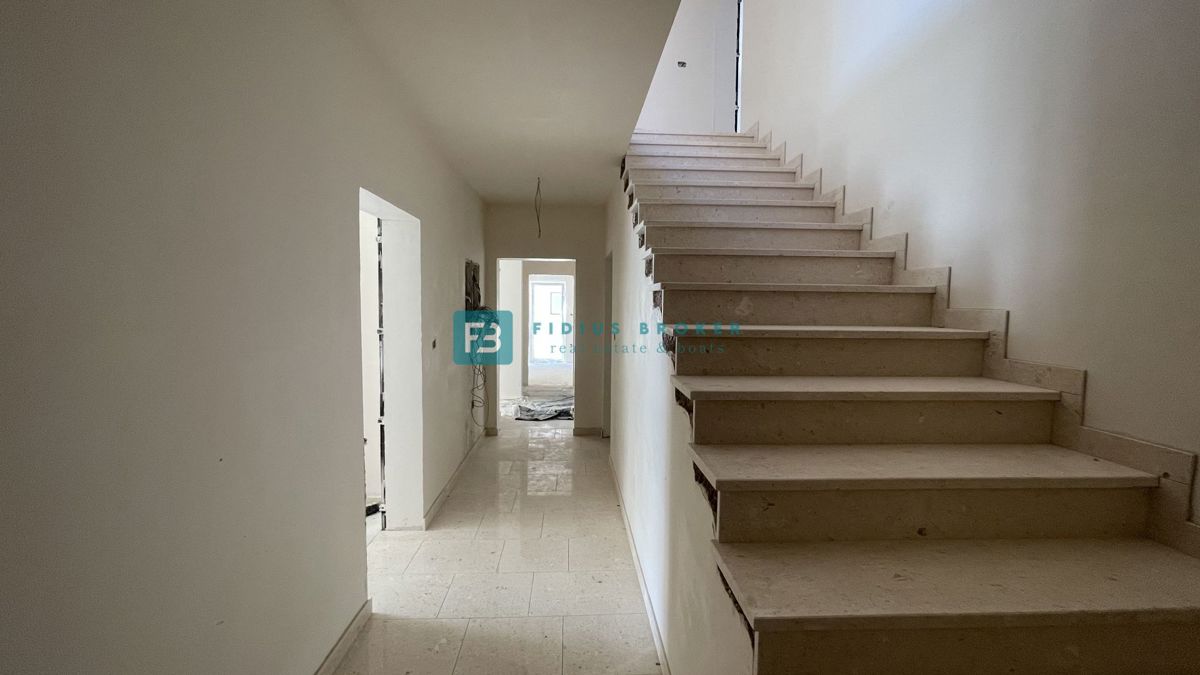 VODICE, novogradnja, pritličje, vrt 50 m2, 650 m do plaže