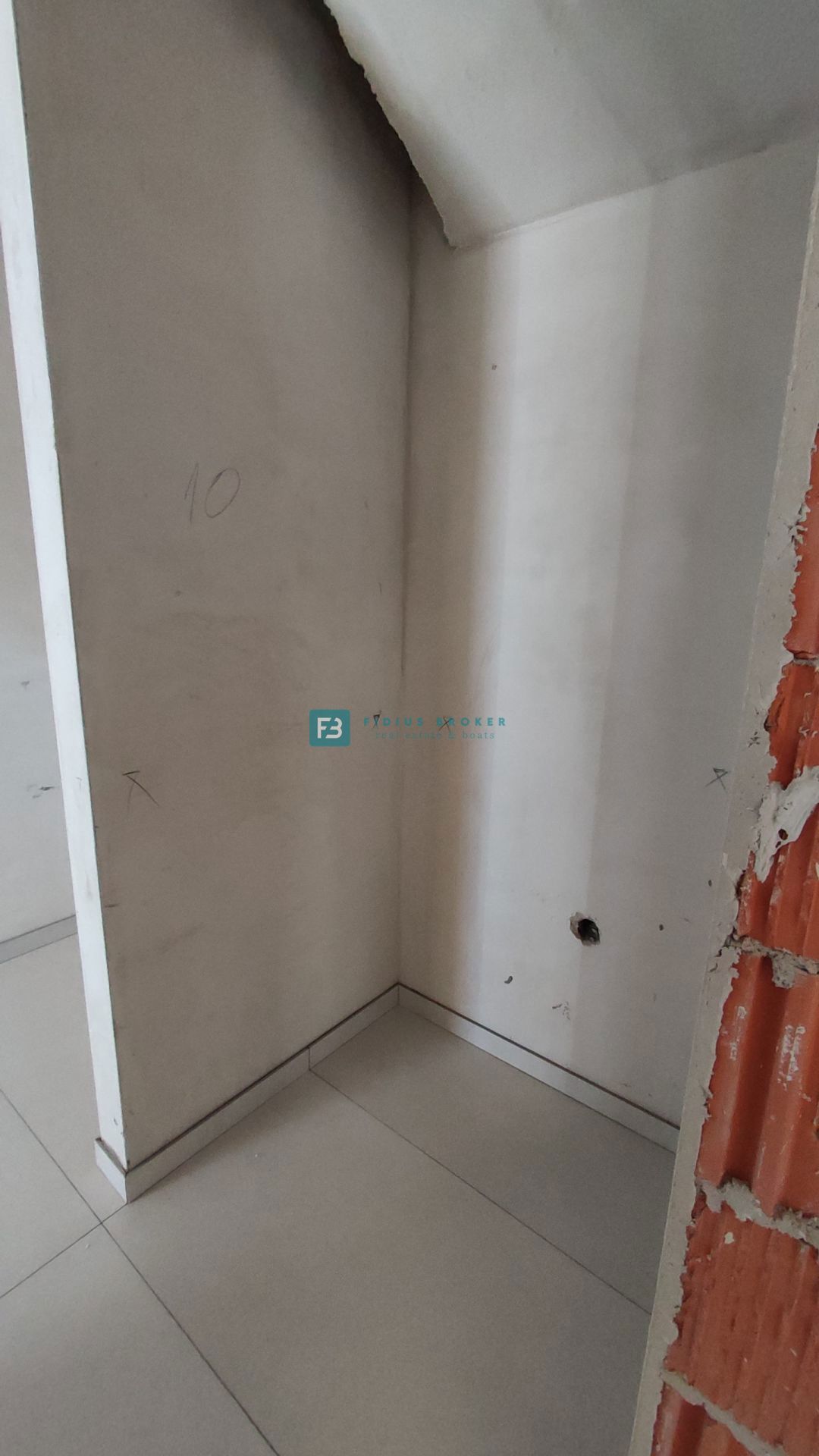 VODICE, novogradnja, pritličje, vrt 50 m2, 650 m do plaže