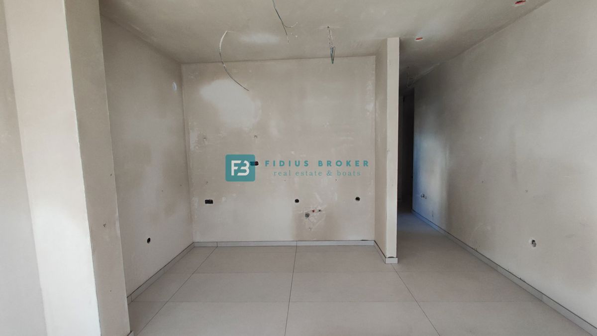 VODICE, novogradnja, pritličje, vrt 50 m2, 650 m do plaže