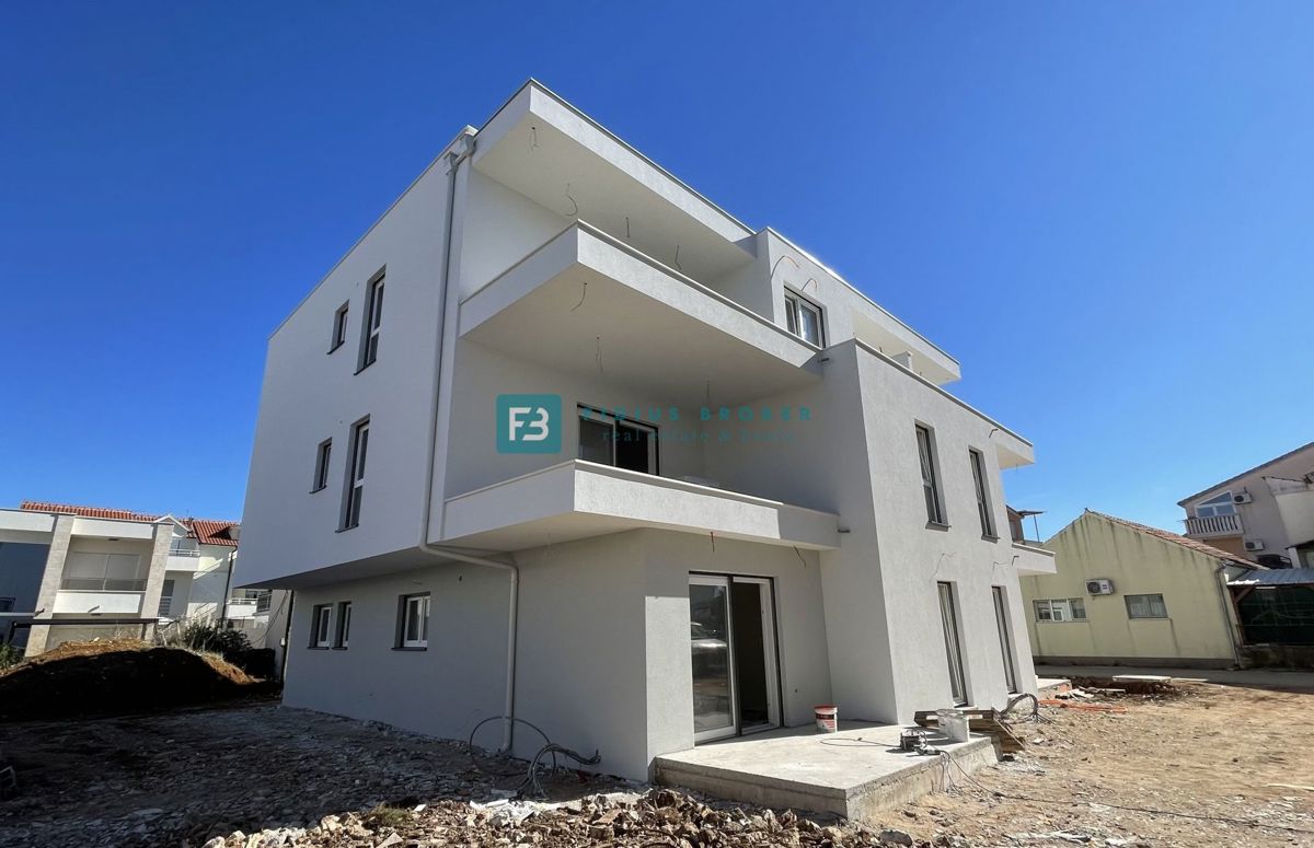 VODICE, novogradnja, pritličje, vrt 50 m2, 650 m do plaže