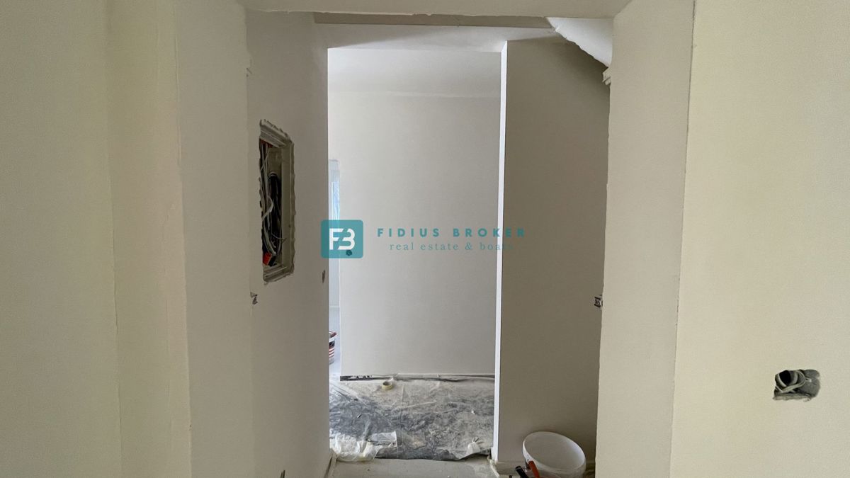 VODICE, novogradnja, pritličje, vrt 50 m2, 650 m do plaže