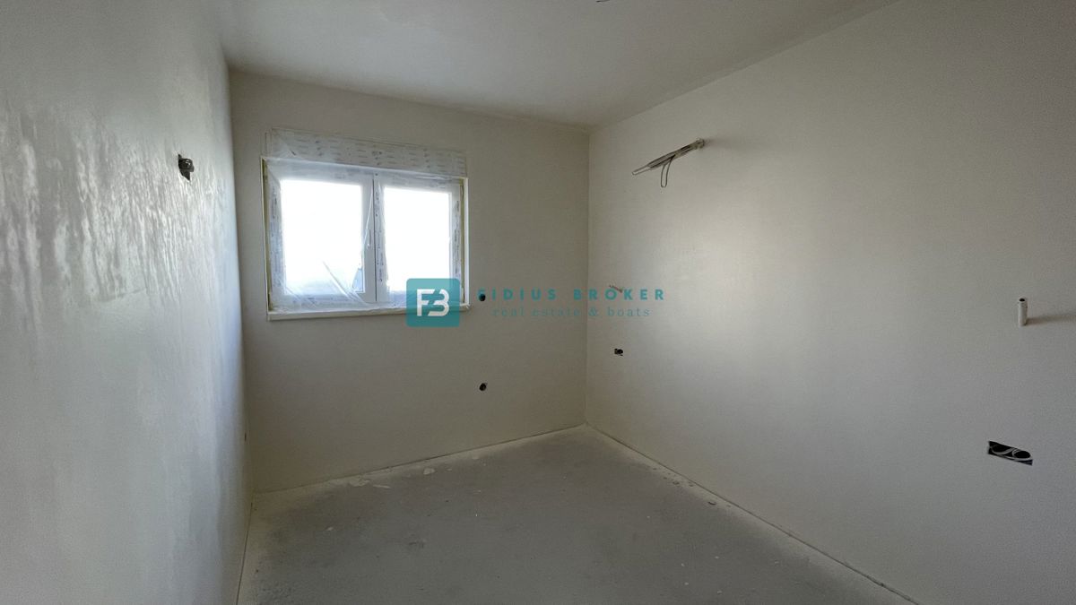 VODICE, novogradnja, pritličje, vrt 50 m2, 650 m do plaže