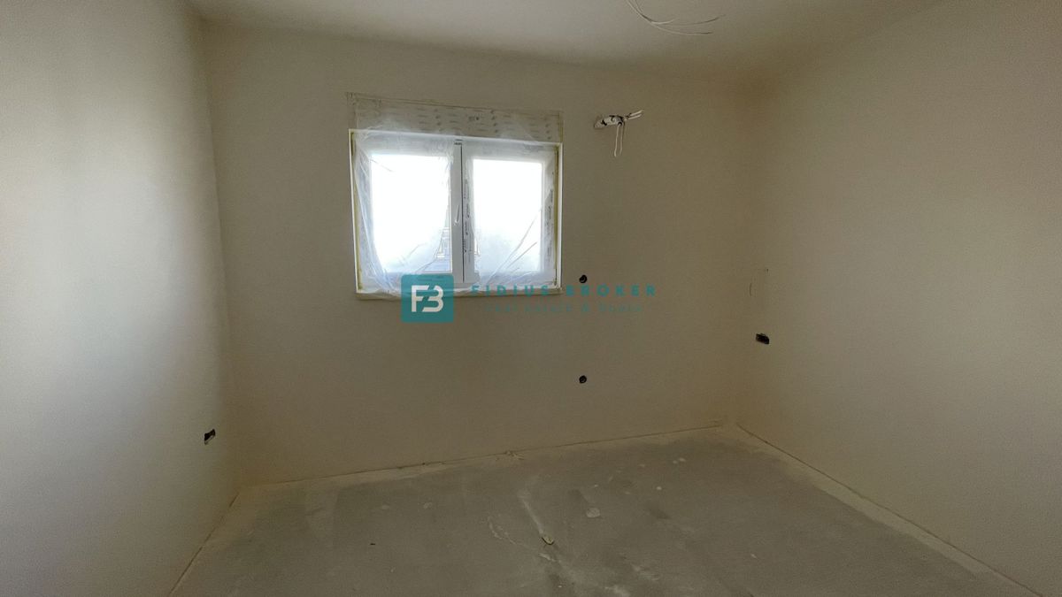 VODICE, novogradnja, pritličje, vrt 50 m2, 650 m do plaže