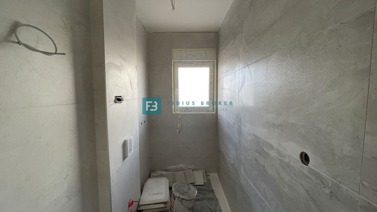 VODICE, novogradnja, pritličje, vrt 50 m2, 650 m do plaže