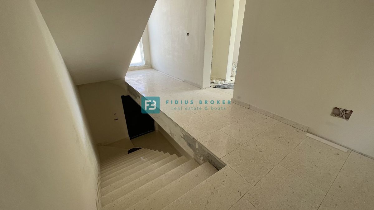 VODICE, novogradnja, 2. nadstropje, strešna terasa, 3 spalnice, 650 m do plaže