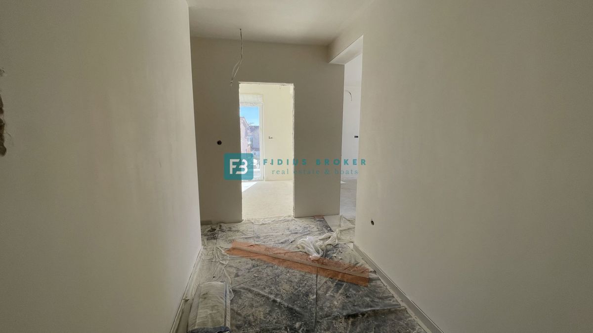 VODICE, novogradnja, 2. nadstropje, strešna terasa, 3 spalnice, 650 m do plaže