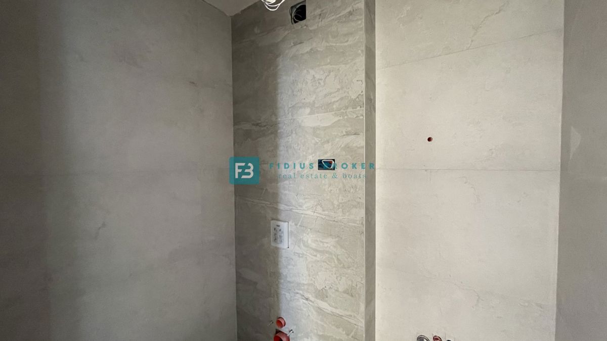 VODICE, novogradnja, 2. nadstropje, strešna terasa, 3 spalnice, 650 m do plaže