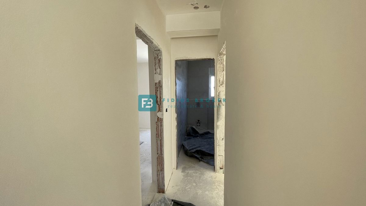 VODICE, novogradnja, 2. nadstropje, strešna terasa, 3 spalnice, 650 m do plaže