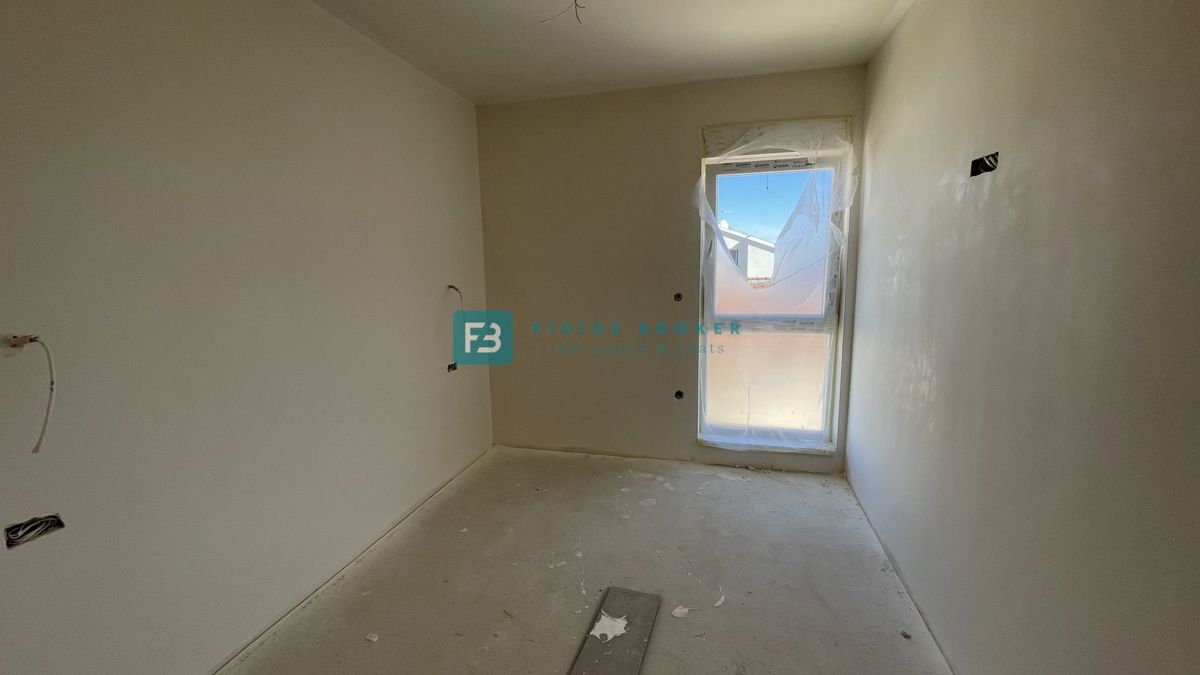 VODICE, novogradnja, 2. nadstropje, strešna terasa, 3 spalnice, 650 m do plaže