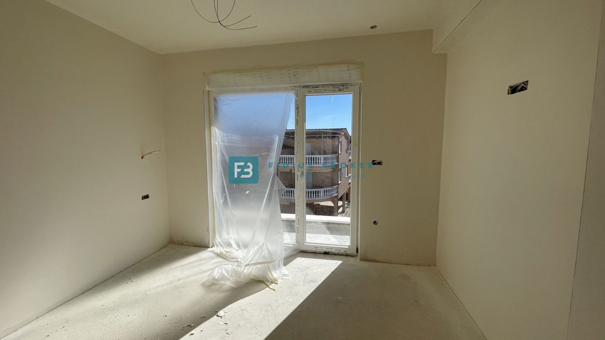 VODICE, novogradnja, 2. nadstropje, strešna terasa, 3 spalnice, 650 m do plaže