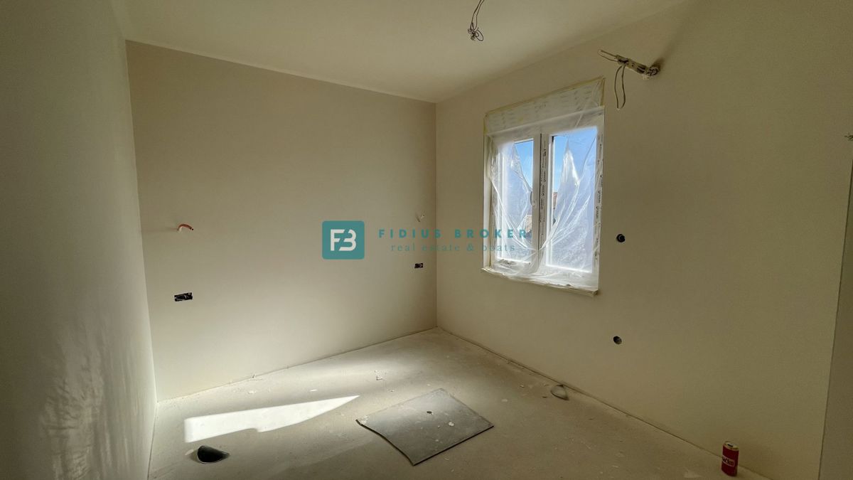 VODICE, novogradnja, 2. nadstropje, strešna terasa, 3 spalnice, 650 m do plaže