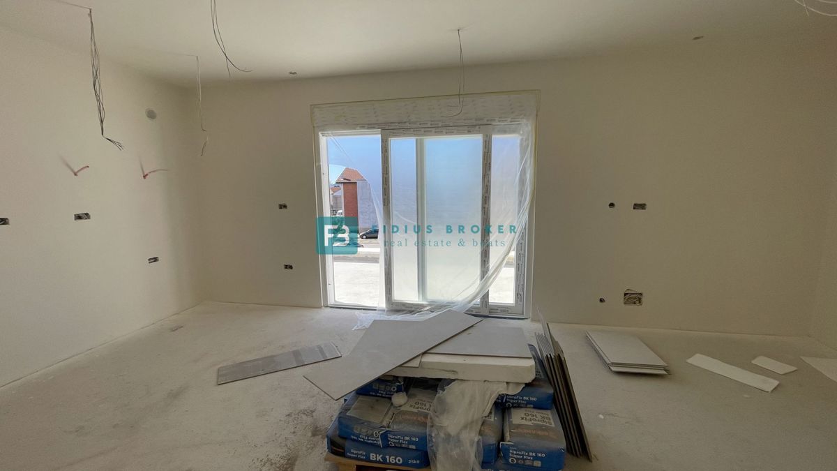 VODICE, novogradnja, 2. nadstropje, strešna terasa, 3 spalnice, 650 m do plaže