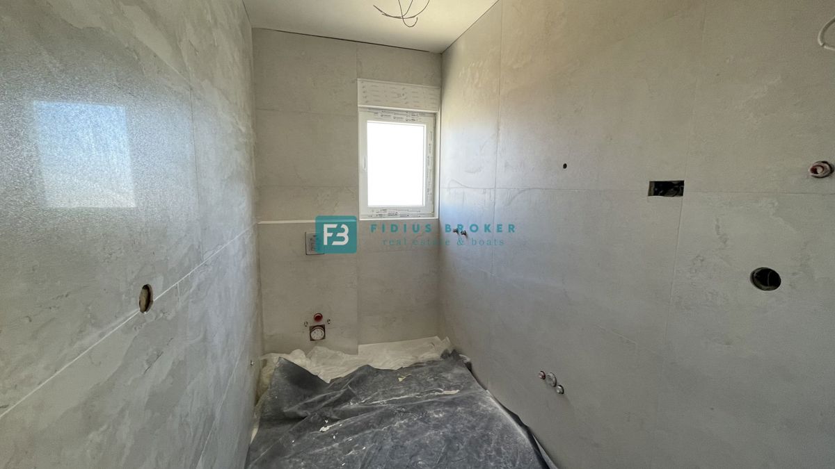 VODICE, novogradnja, 2. nadstropje, strešna terasa, 3 spalnice, 650 m do plaže