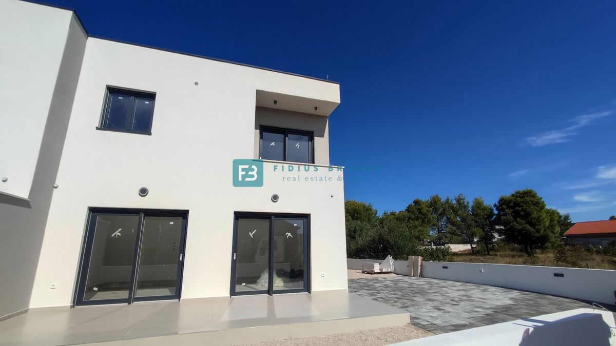 VODICE, novogradnja, dvojček, vrt 166 m2, mirna lokacija, S2