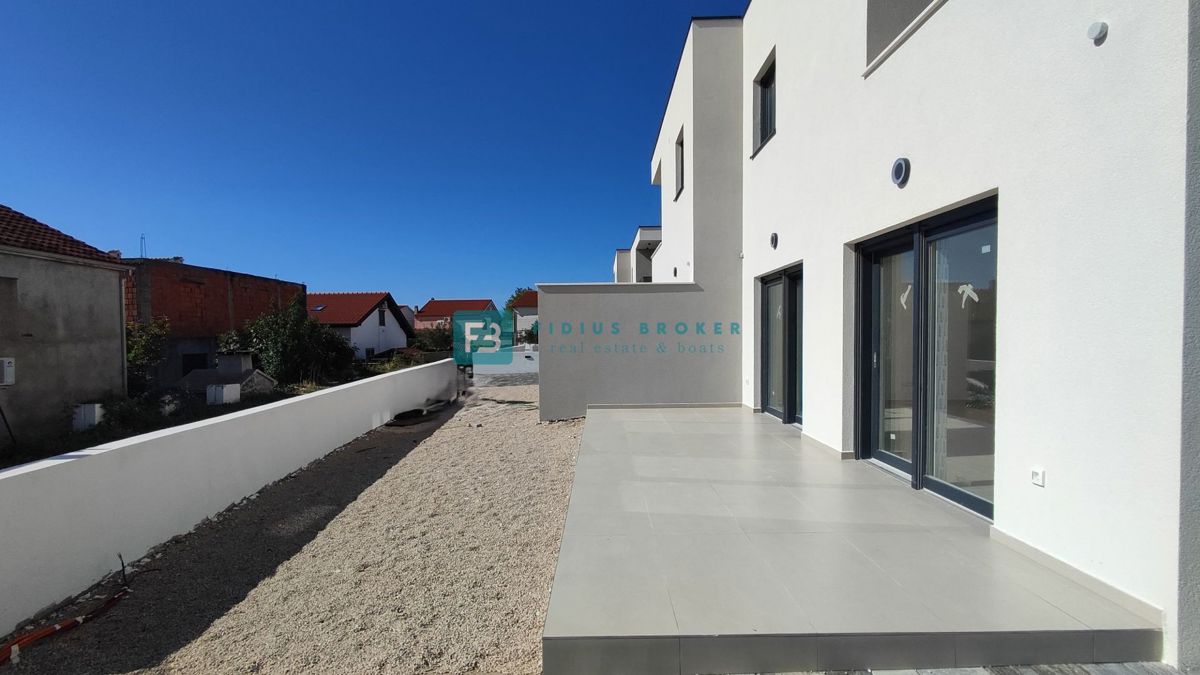 VODICE, novogradnja, dvojček, vrt 166 m2, mirna lokacija, S2