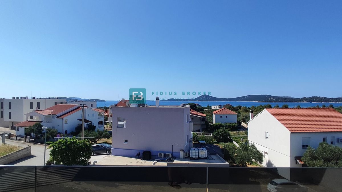 VODICE, novogradnja, 2. nadstropje, 400 m od plaže, pogled na more