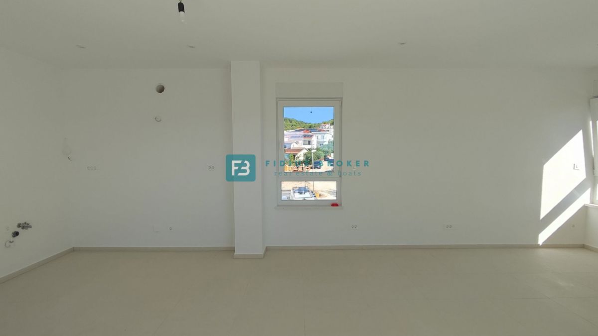 VODICE, novogradnja, 2. nadstropje, 400 m od plaže, pogled na more